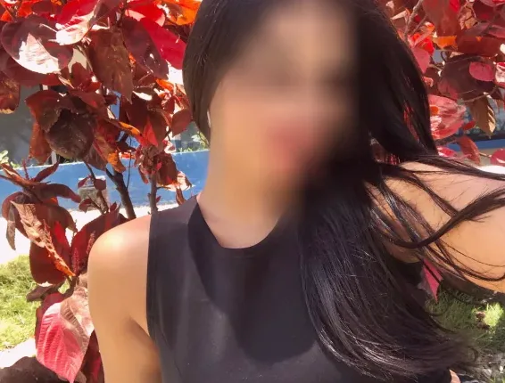 Ellie, 27